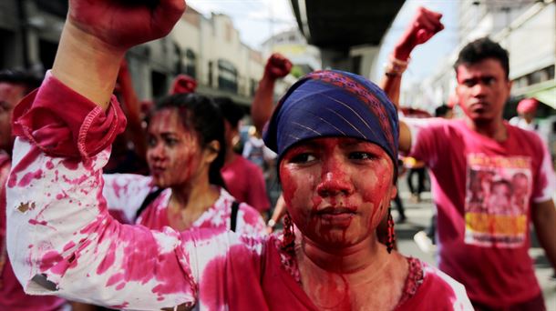 mujer con sangre